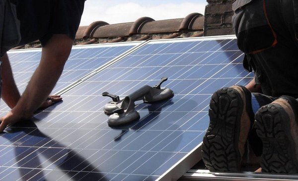 À qui peut-on faire appel pour installer un panneau photovoltaïque ?
